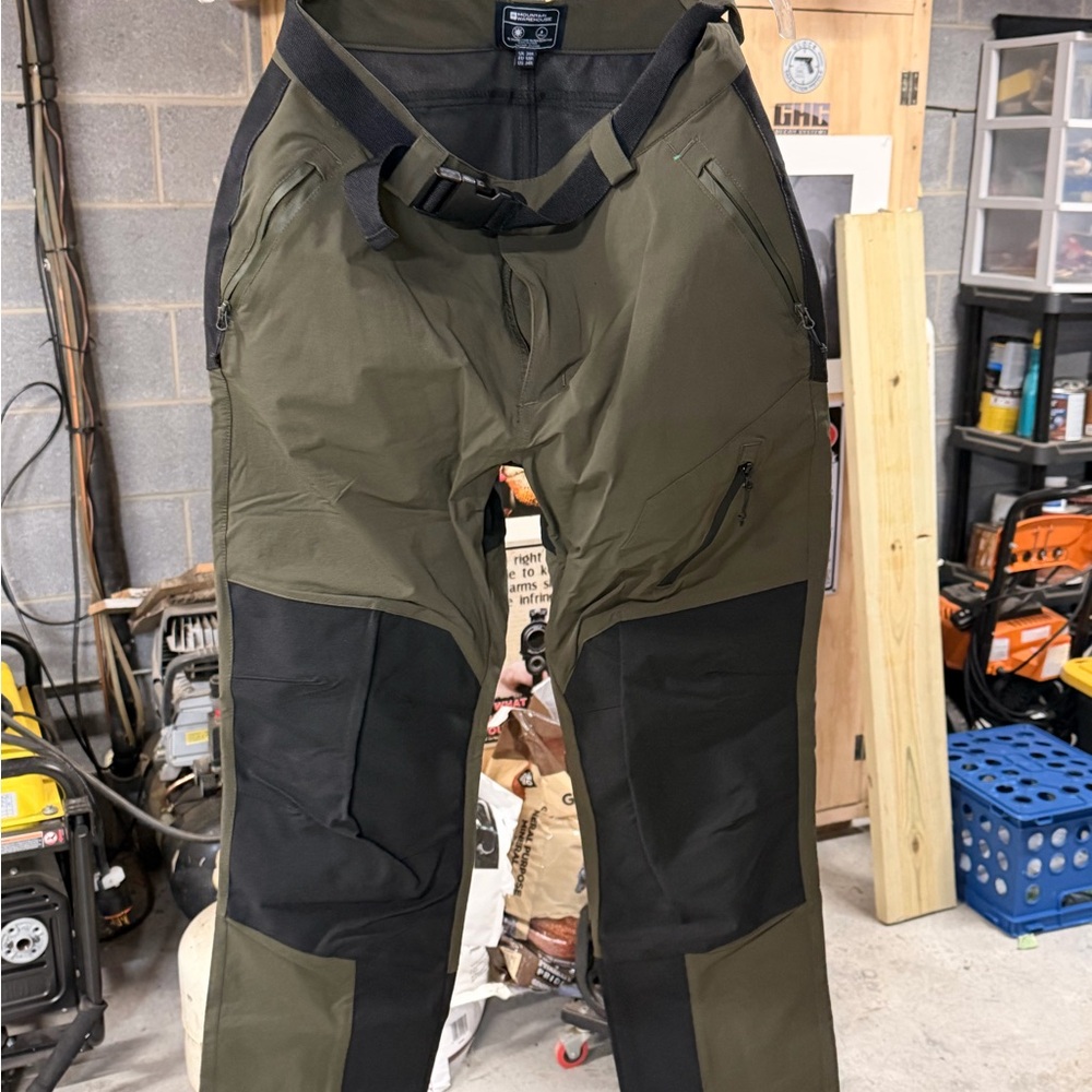 Durable Men's Cargo Pants in Green and Black